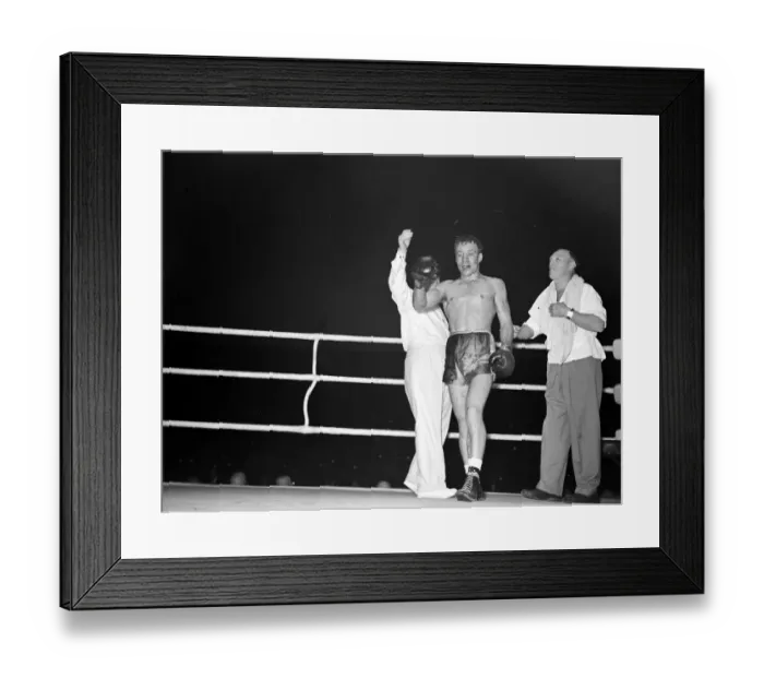 Framed Print : Dave Charnley at the end of his fight with Joe Lopes Framed Print : Dave Charnley at the end of his fight with Joe Lopes