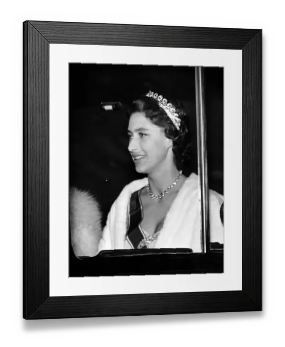 Framed Print : Princess Margaret leaves Clarence House to dine with Queen Elizabeth II Framed Print : Princess Margaret leaves Clarence House to dine with Queen Elizabeth II