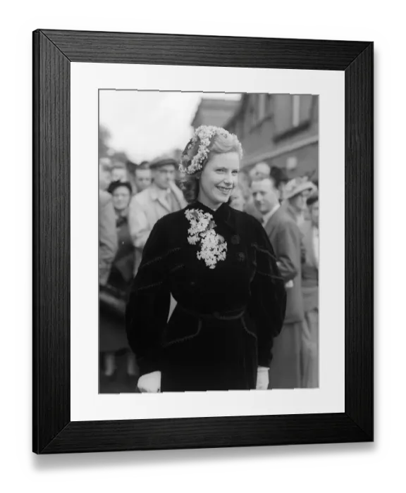 Framed Print : 1953 Clothing Ascot Fashion. Lady Osborne wore a head-dress of flowers with a spray to