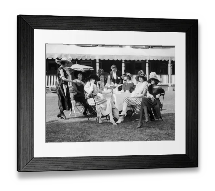 Framed Print : 1921 Clothing Ascot Fashion Racegoers sit in a group at a table watching Framed Print : 1921 Clothing Ascot Fashion Racegoers sit in a group at a table watching