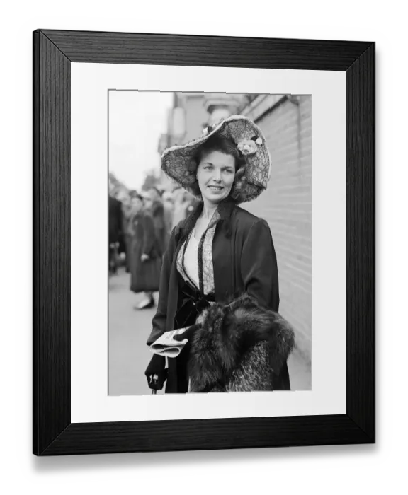 Framed Print : 1953 Clothing Ascot Fashion Mrs Stella Munday wearing a taffetta hat in pink with