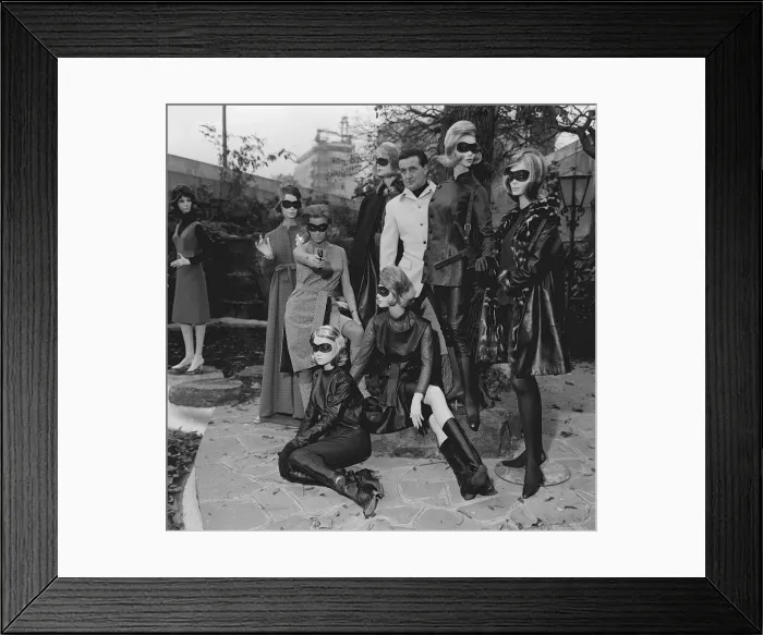Framed Print : Avengers actors Patrick MacNee and Honor Blackman 29th october 1963 in central Framed Print : Avengers actors Patrick MacNee and Honor Blackman 29th october 1963 in central