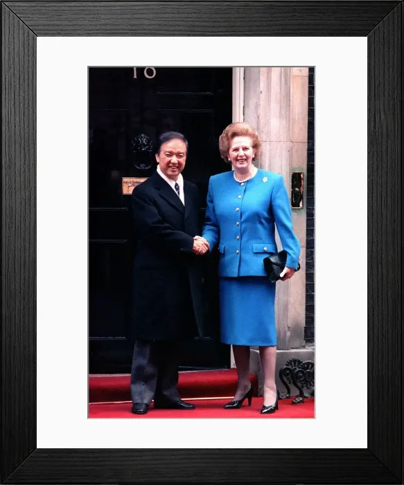 Framed Print : Japanese Prime Minister Toshiki Kaifu with Prime Minister Margaret Thatcher outside 10