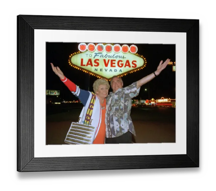 Framed Print : Bill Tarmey and Liz Dawn during film break Las Vegas 1997 Bill