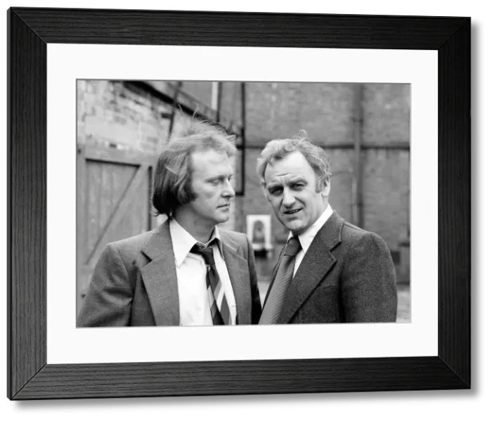 Framed Print : John Thaw and Dennis Waterman - March 1978 filming for the TV series Framed Print : John Thaw and Dennis Waterman - March 1978 filming for the TV series