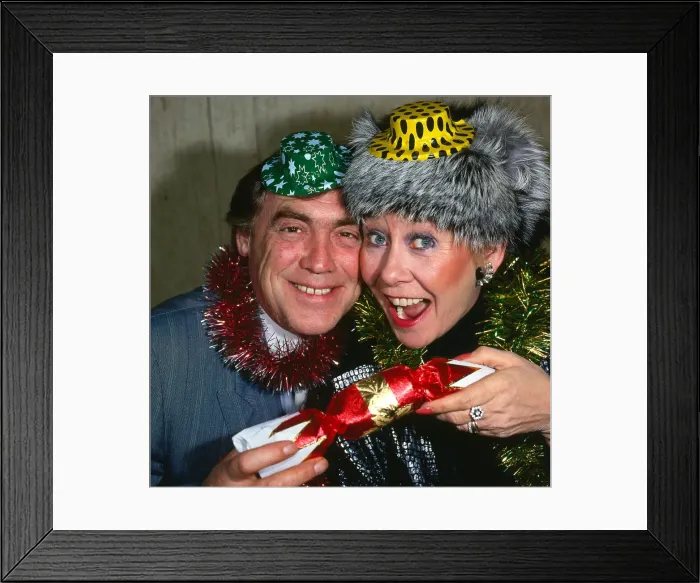 Framed Print : Liz Dawn and Bill Tarmey pulling a Christmas cracker December 1987 Framed Print : Liz Dawn and Bill Tarmey pulling a Christmas cracker December 1987