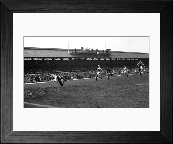 Framed Print : Sunderland goalkeeper Jim Montgomery dives spectacularly to make a fine save Framed Print : Sunderland goalkeeper Jim Montgomery dives spectacularly to make a fine save