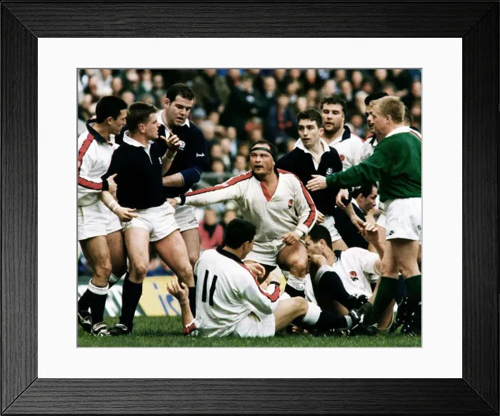 Framed Print : Englands Brian Moore lashes out at Craig Chalmers of Scotland as team mates try Framed Print : Englands Brian Moore lashes out at Craig Chalmers of Scotland as team mates try