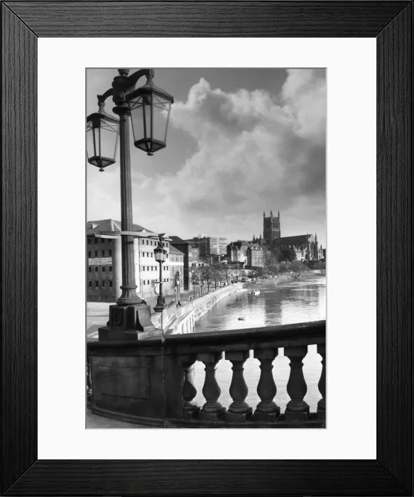 Framed Print : Picturesque Worcester, looking past one of the handsome lamp standards on the New Road
