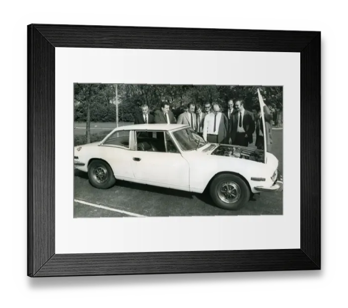 Framed Print : British Leyland service and technical specialists from many European countries examine a Framed Print : British Leyland service and technical specialists from many European countries examine a