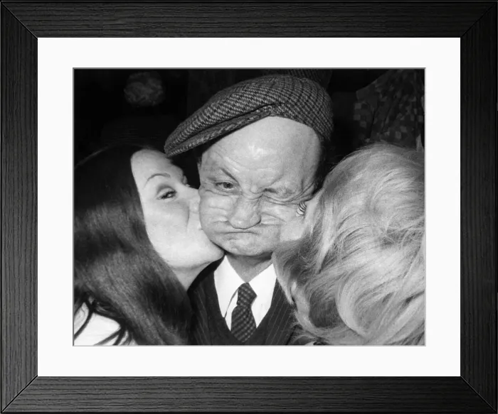 Framed Print : Amateur Gurner Joe Carter receives a peck on the cheek at an amateur talent contest Framed Print : Amateur Gurner Joe Carter receives a peck on the cheek at an amateur talent contest