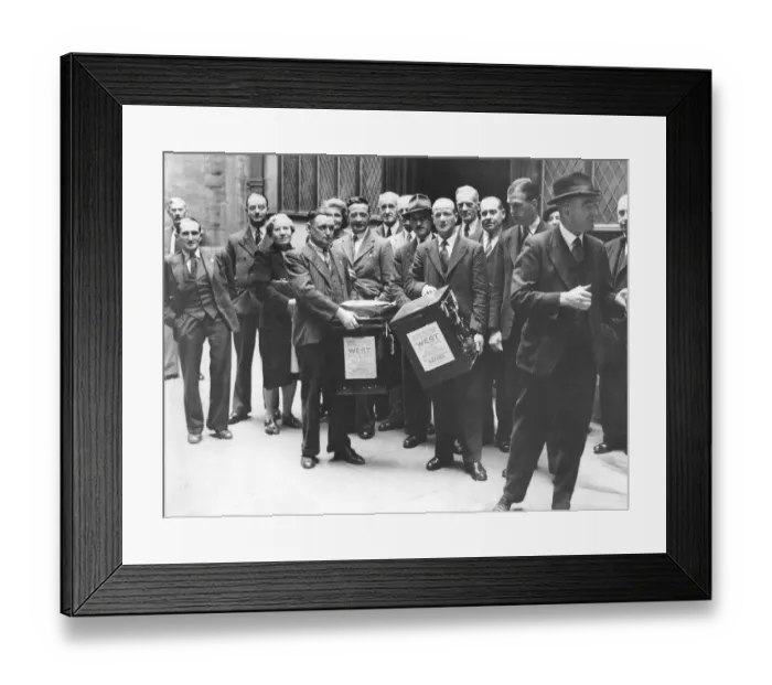 Framed Print : Coventrys town clerk Mr Fred Smith(right) and the scrutineers taking the Coventry