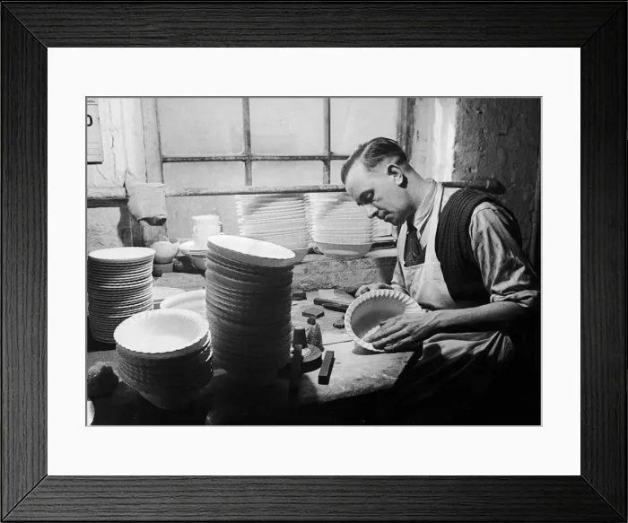 Framed Print : MR Gs Oakden, a worker at the Minton China Works in Stoke On Trent