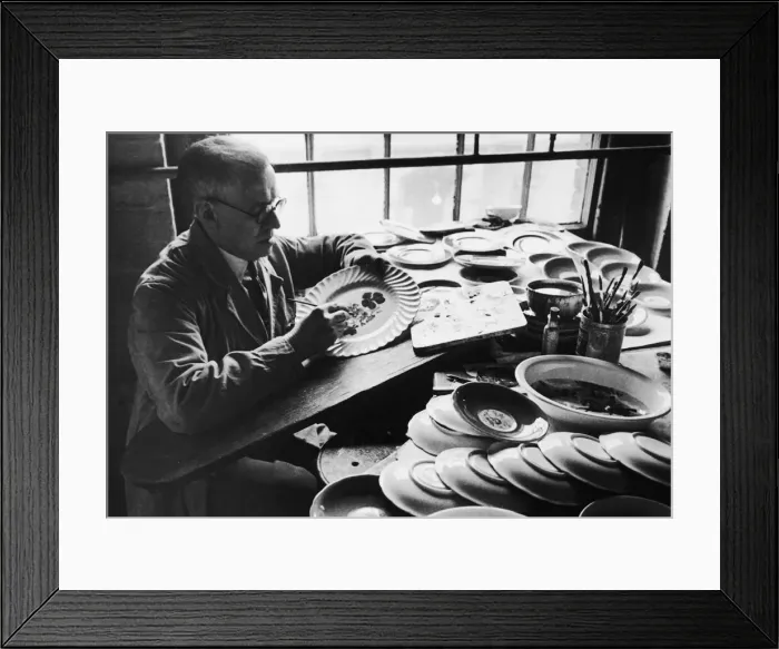 Framed Print : Mr J Colcough, a worker at the Minton China Works in Stoke On Trent