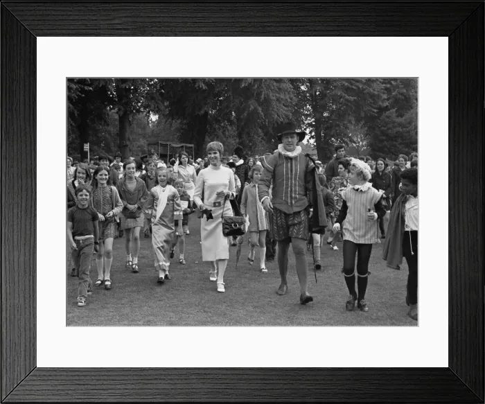Framed Print : Actress Wendy Craig paid a visit to Warwick to open the Emscote Lawn School Elizabethan