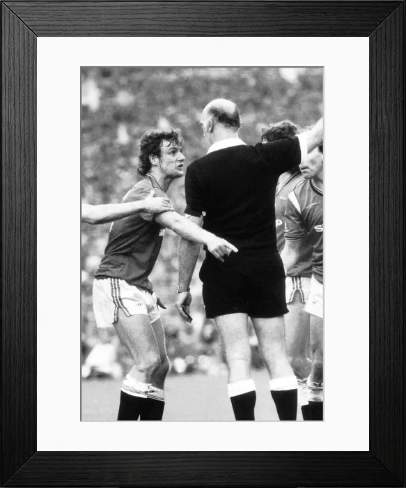 Framed Print : Manchester United v Everton FA Cup Final at Wembley Stadium 18th May 1985 Framed Print : Manchester United v Everton FA Cup Final at Wembley Stadium 18th May 1985