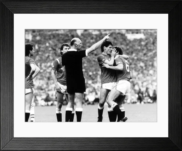 Framed Print : Manchester United v Everton FA Cup Final at Wembley Stadium 18th May 1985 Framed Print : Manchester United v Everton FA Cup Final at Wembley Stadium 18th May 1985