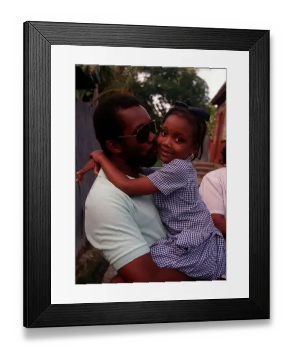 Framed Print : Malcolm Marshall West Indies cricketer kisses his daughter Mali, February 1990