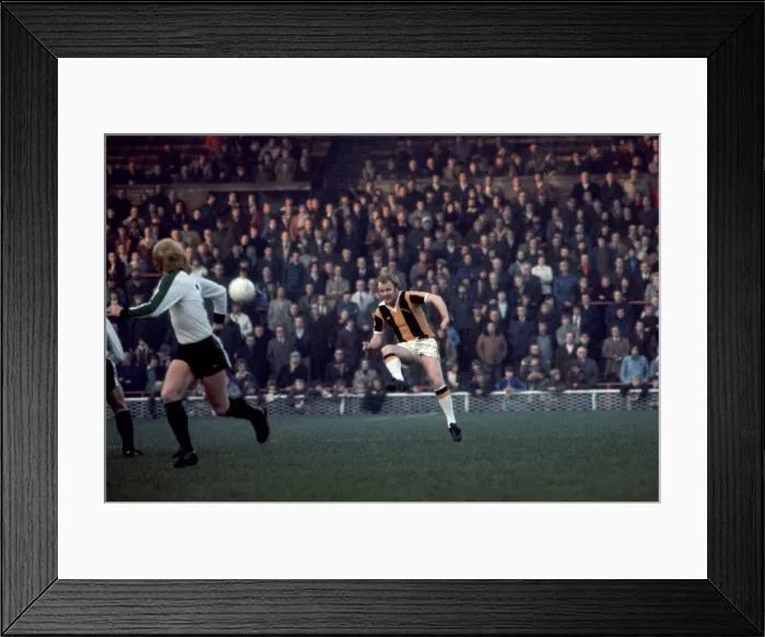 Framed Print : Hull City 3 v Plymouth Argyle 1. Billy Bremner in action. 20th November 1976 Framed Print : Hull City 3 v Plymouth Argyle 1. Billy Bremner in action. 20th November 1976