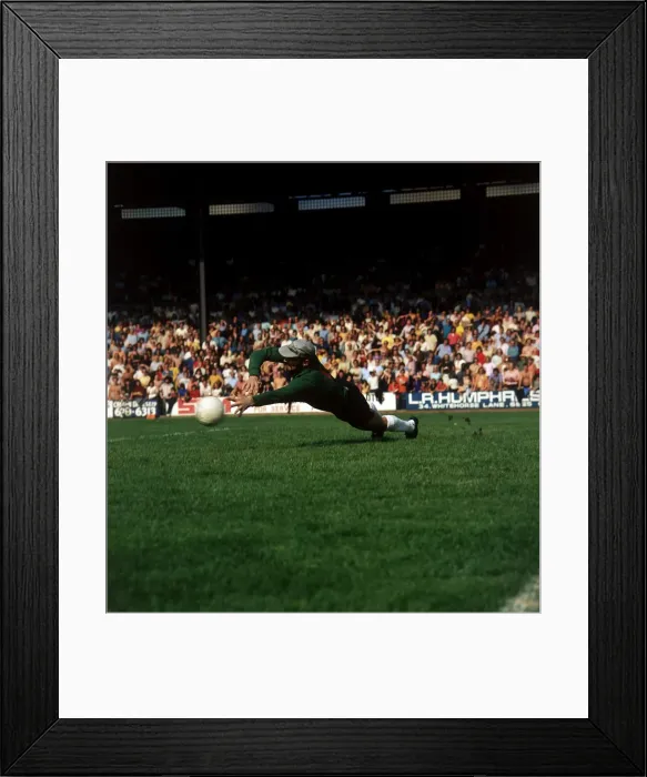 Framed Print : Goalkeeper Roy Brown making a save in the Crystal Palace v Notts County match