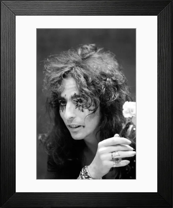 Framed Print : Pop singer Alice Cooper aged 23 flew into Heathrow Airport today with his pet boa