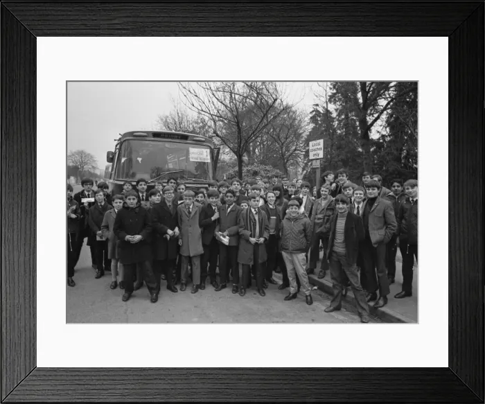 Framed Print : Newspaper delivery boys of Leamington ready top board a coach to take them to see Framed Print : Newspaper delivery boys of Leamington ready top board a coach to take them to see