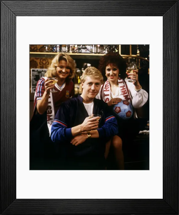 Framed Print : Frank McAvennie on set of Eastenders January 1986