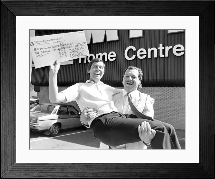 Framed Print : What a lift! TV commentators captain Bill Beaumont Framed Print : What a lift! TV commentators captain Bill Beaumont