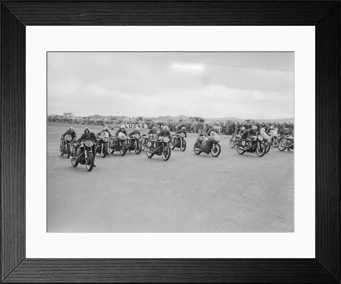 Framed Print : Action from the start of the Daily Herald Motor Cycle Racing Championship at Thruxton Framed Print : Action from the start of the Daily Herald Motor Cycle Racing Championship at Thruxton