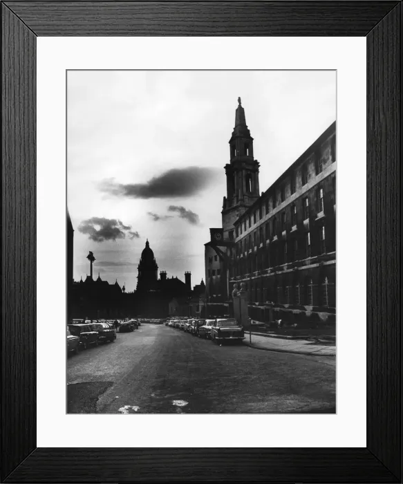 Framed Print : Thje dome of Leeds Town Hall flanked on the left by the Education Office Framed Print : Thje dome of Leeds Town Hall flanked on the left by the Education Office
