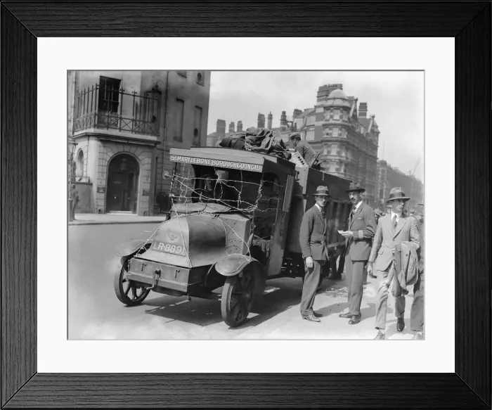 Framed Print : Volunteers seen here collecting the rubbish in Marylebone on the 10th day of the General