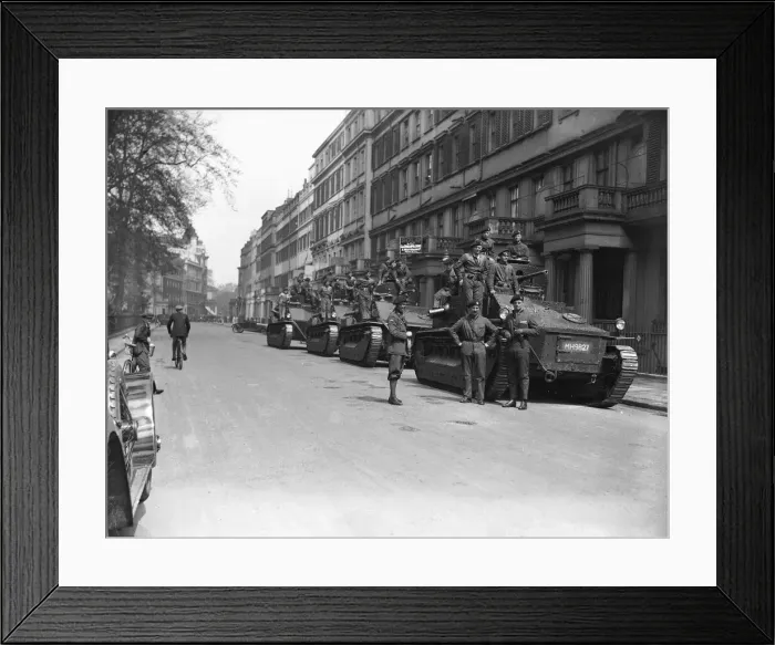 Framed Print : Soldiers wait by their Vickers Medium tanks, parked in Pont Street London Framed Print : Soldiers wait by their Vickers Medium tanks, parked in Pont Street London