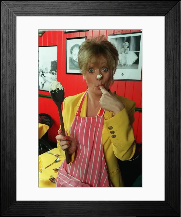 Framed Print : Actress Sherrie Hewson in her restaurant Booms in Richmond. 22nd October 1998 Framed Print : Actress Sherrie Hewson in her restaurant Booms in Richmond. 22nd October 1998