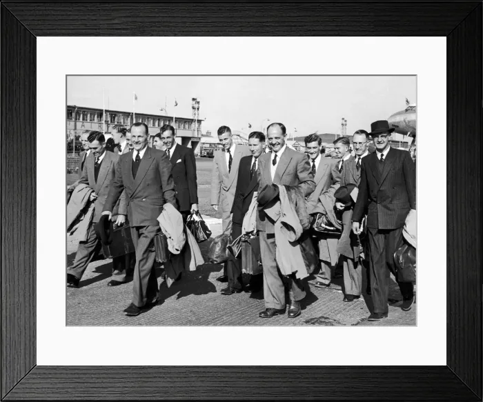 Framed Print : The South African cricket team arrive at London airport. 24th April 1955 Framed Print : The South African cricket team arrive at London airport. 24th April 1955