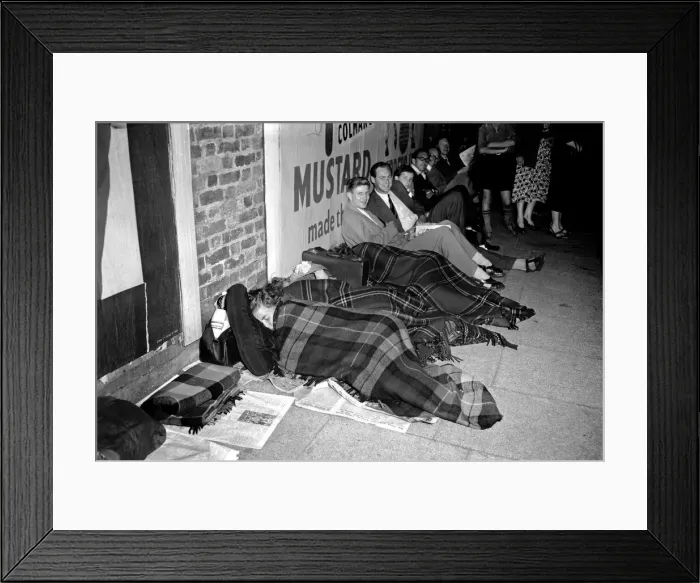 Framed Print : Cricket fans queuing overnight for the 5th Test at The Oval. 17th August 1953 Framed Print : Cricket fans queuing overnight for the 5th Test at The Oval. 17th August 1953