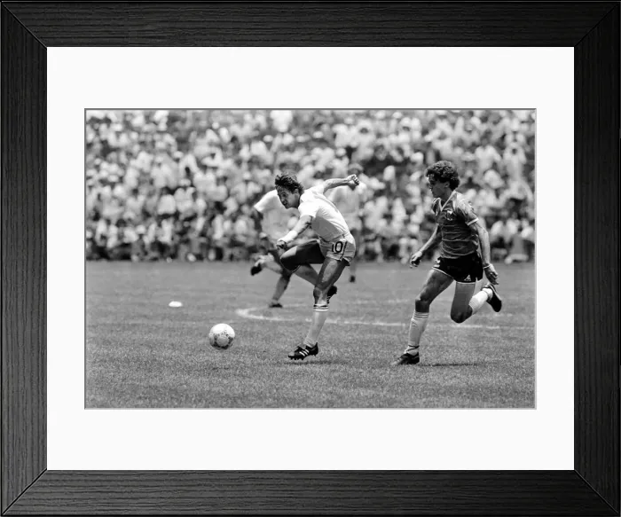 Framed Print : World Cup 1986 Quarter final England 1 Argentina 2 Gary Lineker fires a shot