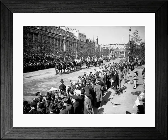Framed Print : George V Jubilee 1935. The Royal procession goes down the Mall away from Trafalger Square
