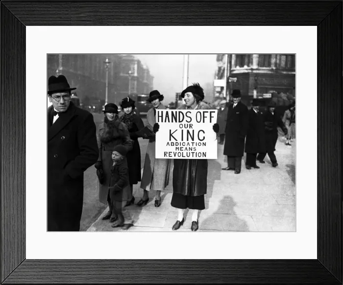 Framed Print : King Edward VIII Abdication Crisis December 1936. A woman holding a banner outside Framed Print : King Edward VIII Abdication Crisis December 1936. A woman holding a banner outside