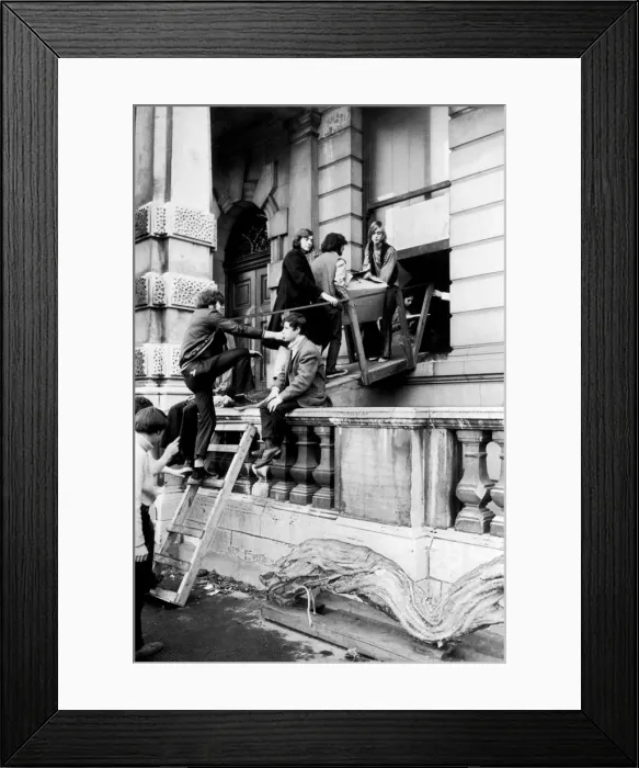Framed Print : Number 144 Piccadilly, a fashionable 100 room mansion in London