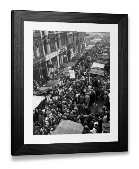 Framed Print : Petticoat Lane Market. Crowds milling around the market stalls in the run up to Christmas Framed Print : Petticoat Lane Market. Crowds milling around the market stalls in the run up to Christmas