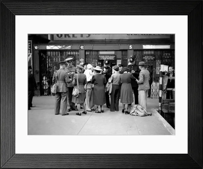 Framed Print : Holiday crowds seen here at Paddington station having their ID cards checked by Framed Print : Holiday crowds seen here at Paddington station having their ID cards checked by