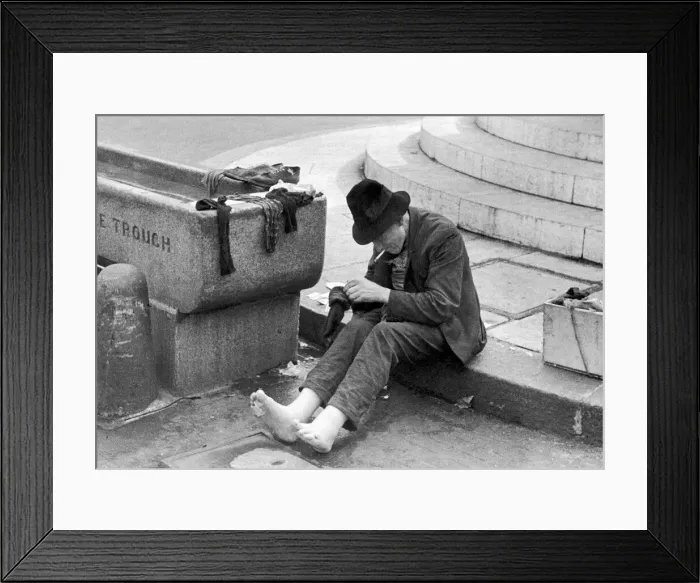 Framed Print : Washing day in The Strand, by the Gladstone Memorial, Sunday