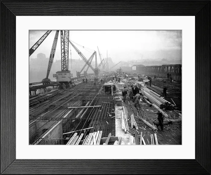 Framed Print : Waterloo Bridge, London, under construction. Circa December 1941