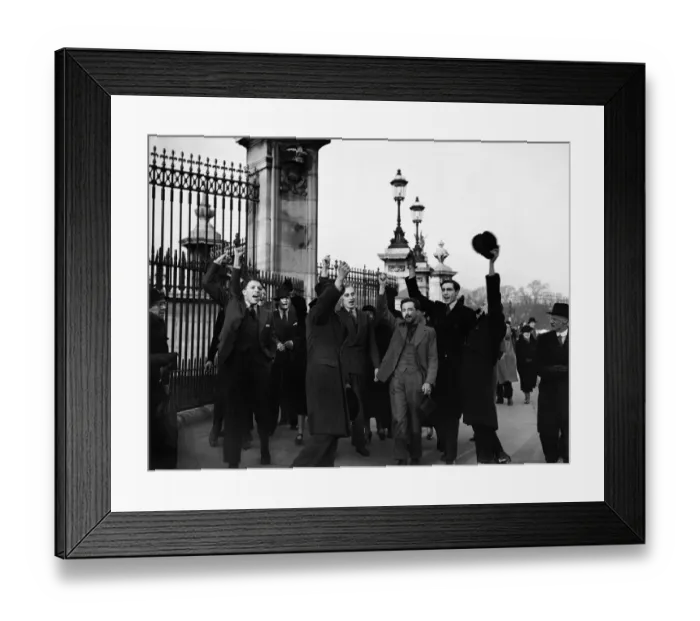 Framed Print : Crowds gather outside Buckingham Palace waiting for news during King Edward VIII