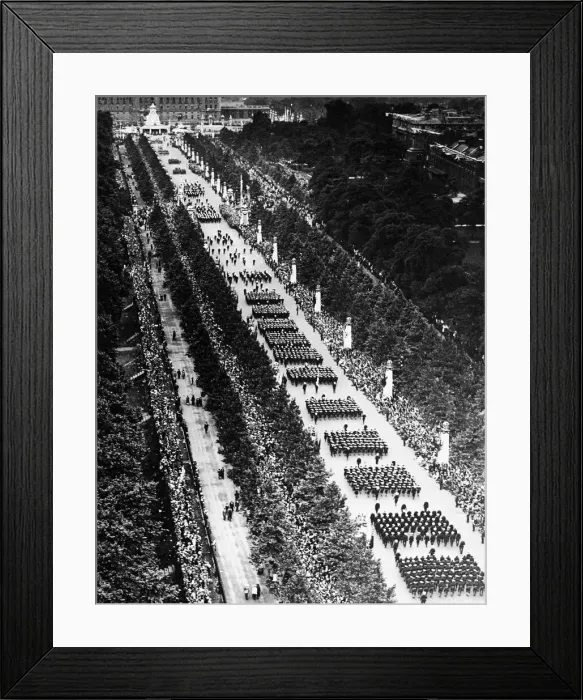 Framed Print : London Victory march and celebration seen here passing down the Mall. July 21st 1919