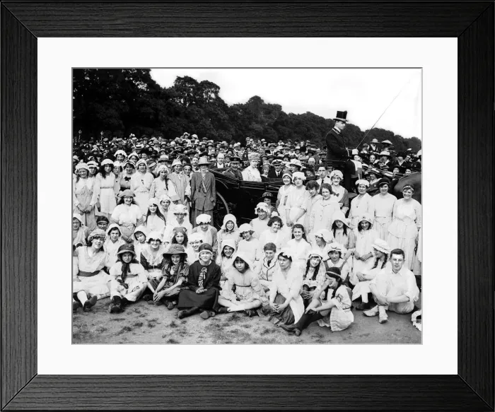 Framed Print : Peace Day celebrations in Hyde Park. King George V and the Queen in their carriage Framed Print : Peace Day celebrations in Hyde Park. King George V and the Queen in their carriage