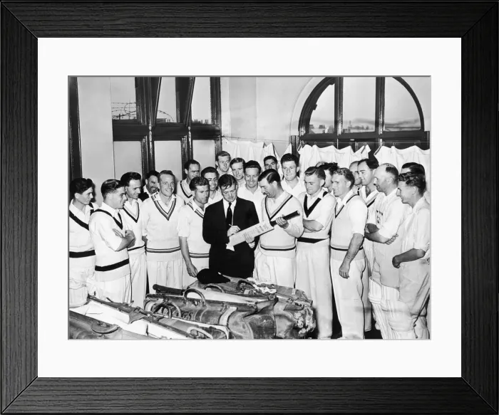 Framed Print : Sussex cricket captain R. Marlar signs a cricket bat held by Yorkshire captain N. W. D