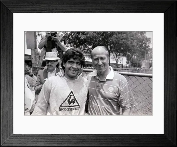 Framed Print : World Cup 1986 in Mexico. Diega Maradona and all time England top goal scorer