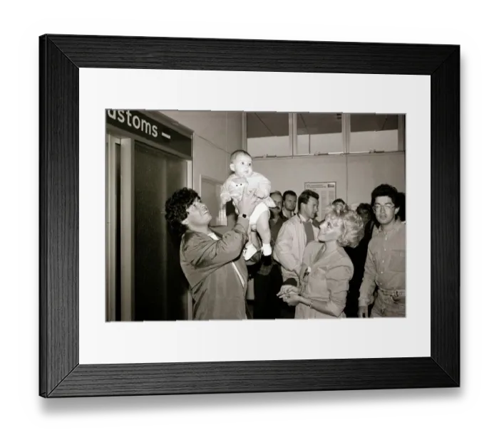 Framed Print : Diego Maradona - Football Player - August 1987 with Baby Framed Print : Diego Maradona - Football Player - August 1987 with Baby