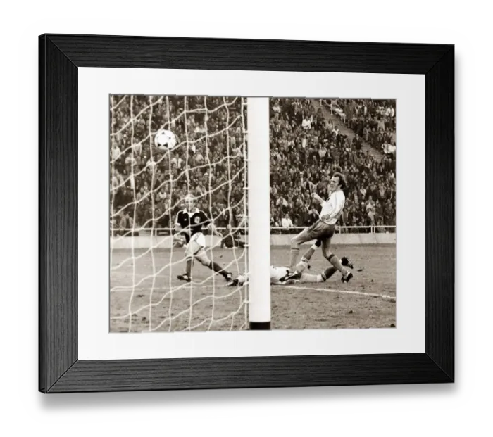 Framed Print : World Cup 1978 Scotland v Holland June 1978 Archie Gemmill scores